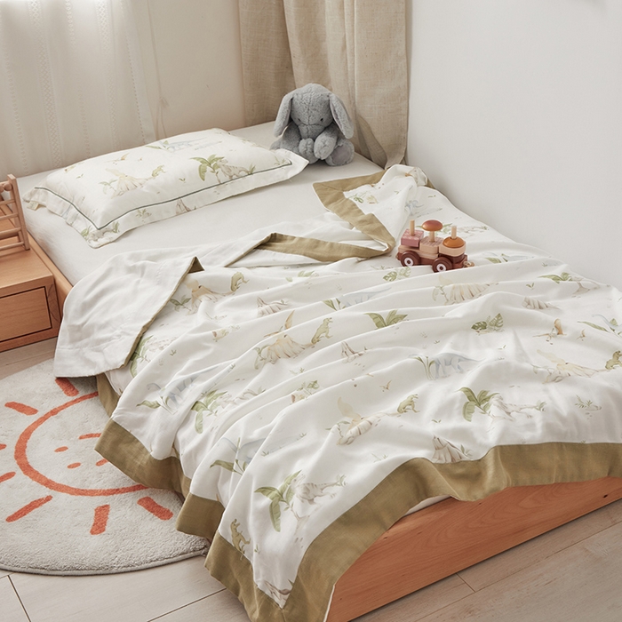 91家纺网 家纺一手货源 找家纺 荷马之梦 2025新款天竹系列—A类原创印花天竹纤维四层纱儿童盖毯 恐龙探险家