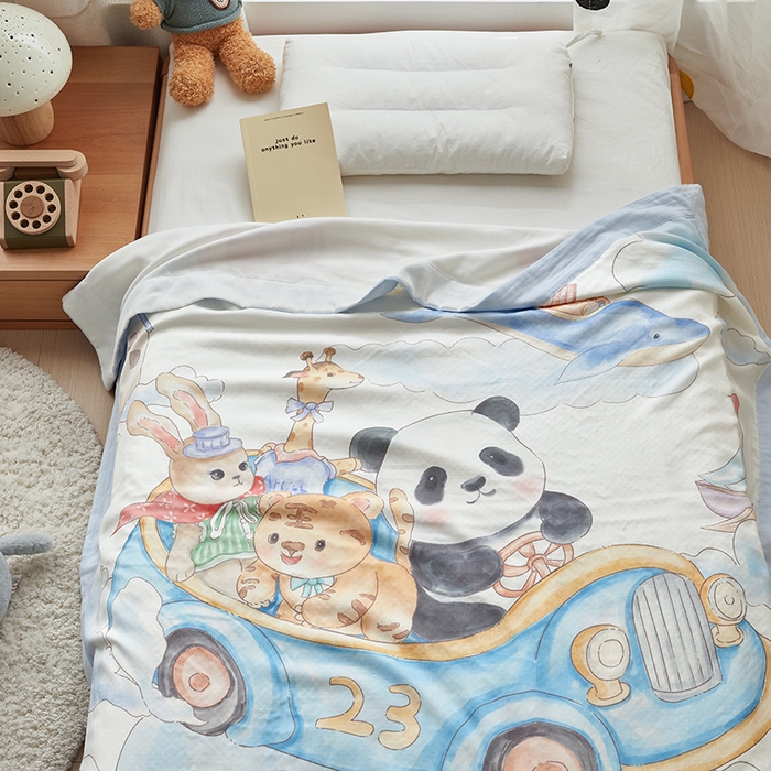 91家纺网 家纺一手货源 找家纺 荷马之梦 2025新款天竹系列—A类原创手绘风大版天竹纤维四层纱儿童盖毯 跑跑小熊猫