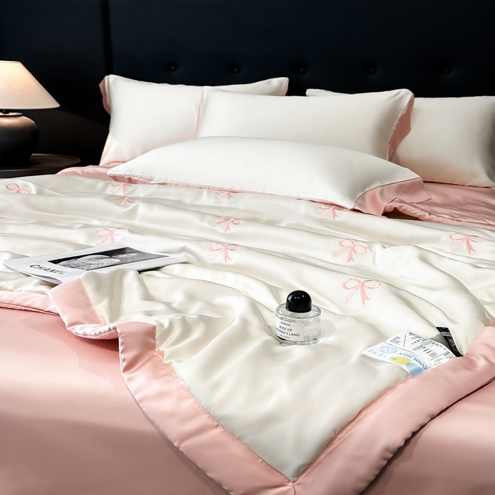 91家纺网 家纺一手货源 找家纺 满羽家纺 2025新款凉感冰丝夏被夏凉被空调被四件套 蝴蝶结-奶白粉