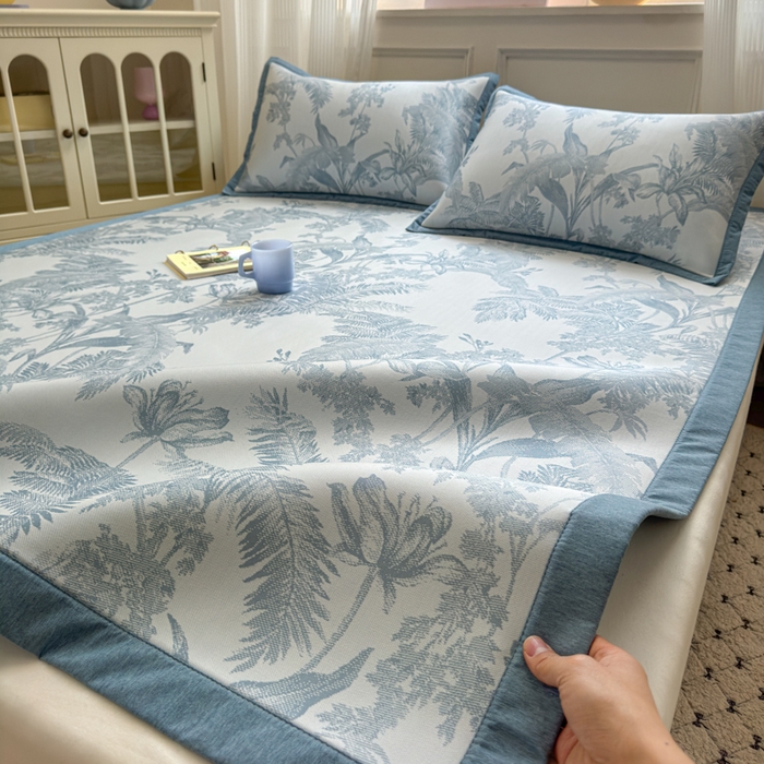 91家纺网 家纺一手货源 找家纺 花漾家居 2025新款A类色织提花PE凉感丝凉席三件套床单床笠款 床单款-芭蕉蓝