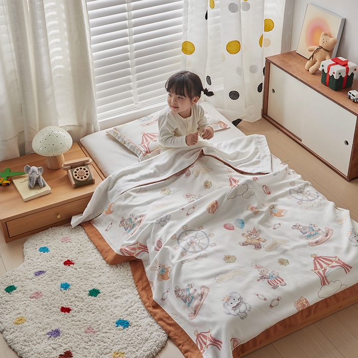 91家纺网 家纺一手货源 找家纺 荷马之梦 2025新款天竹系列—A类原创印花天竹纤维四层纱儿童盖毯 马戏团