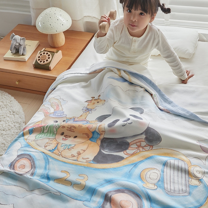 91家纺网 家纺一手货源 找家纺 荷马之梦 2025新款天竹系列—A类原创手绘风大版天竹纤维四层纱儿童盖毯 跑跑小熊猫