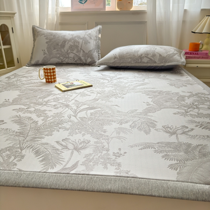 91家纺网 家纺一手货源 找家纺 花漾家居 2025新款A类色织提花PE凉感丝凉席三件套床单床笠款 床单款-芭蕉灰