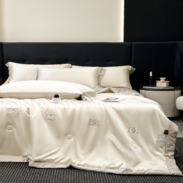 91家纺网 家纺一手货源 找家纺 满羽家纺 2025新款凉感冰丝夏被夏凉被空调被四件套 DC-奶白灰