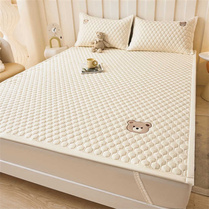 91家纺网 家纺一手货源 找家纺 布卢姆床垫 2025新款A类水洗棉刺绣抗菌床护垫 小熊仔-奶白