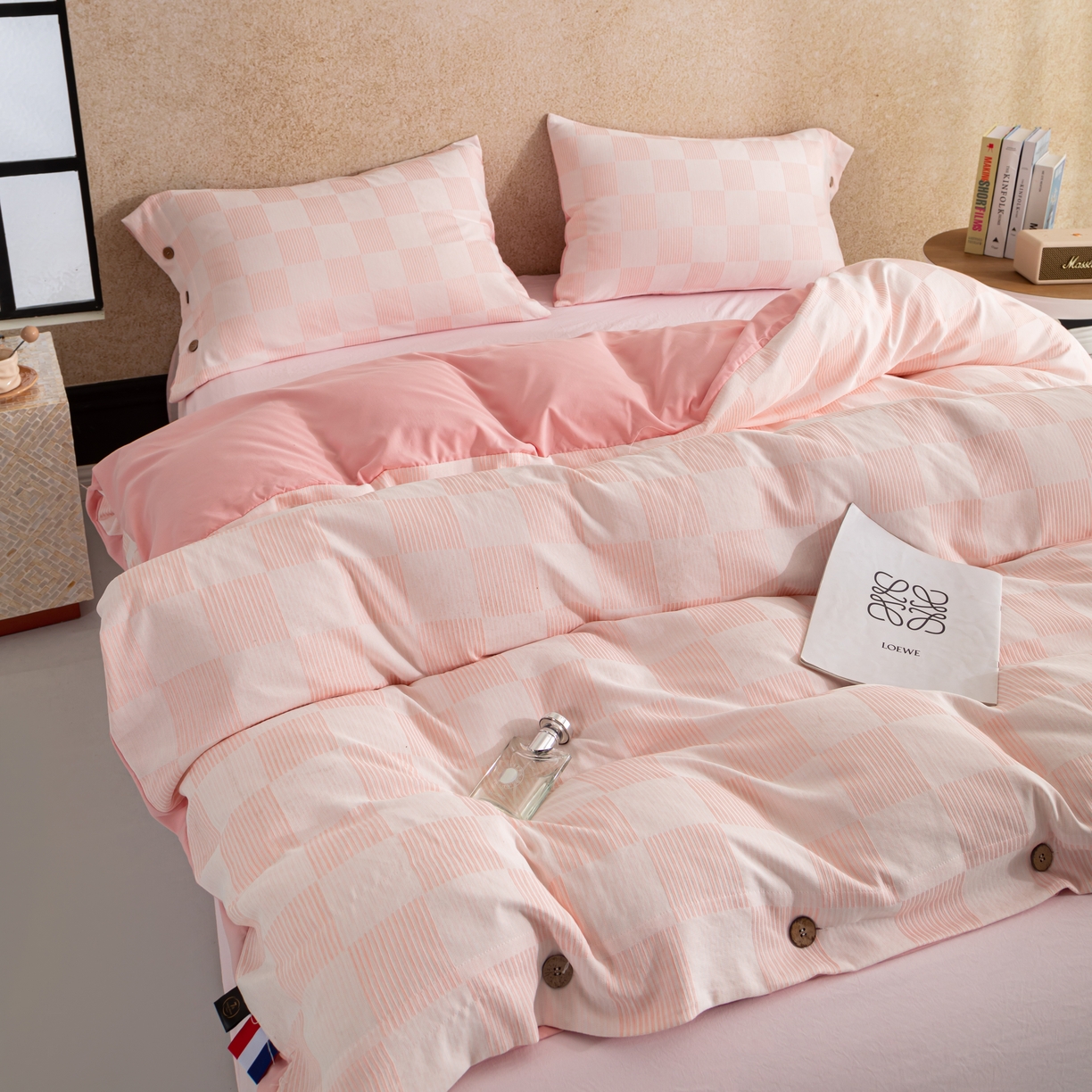 91家纺网 家纺一手货源 找家纺 恋之语 2025新款亲肤舒适提花纽扣款四件套 格律时尚-粉