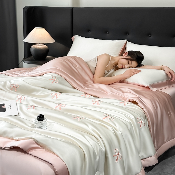 91家纺网 家纺一手货源 找家纺 满羽家纺 2025新款凉感冰丝夏被夏凉被空调被四件套 蝴蝶结-奶白粉