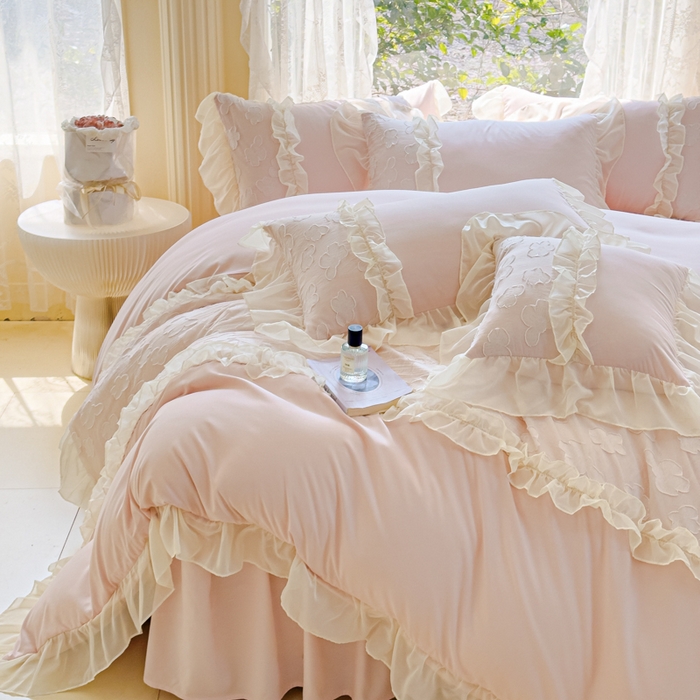 91家纺网 家纺一手货源 找家纺 狂想家  2025新款立体蕾丝花边梦娜系列四件套 梦娜茶花粉