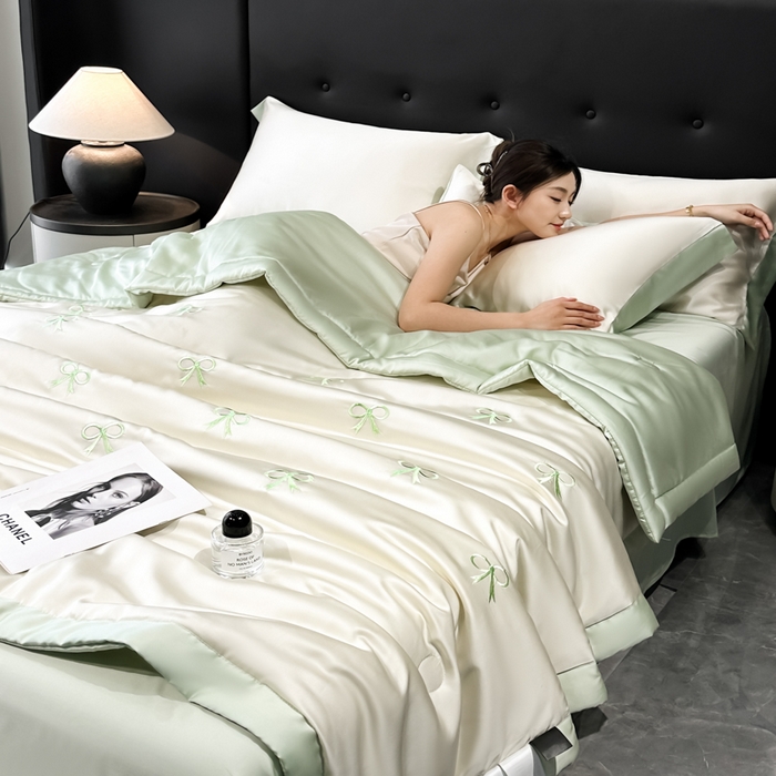 91家纺网 家纺一手货源 找家纺 满羽家纺 2025新款凉感冰丝夏被夏凉被空调被四件套 蝴蝶结-奶白绿