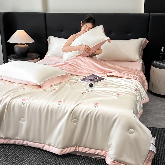 91家纺网 家纺一手货源 找家纺 满羽家纺 2025新款凉感冰丝夏被夏凉被空调被四件套 郁金香-奶白粉