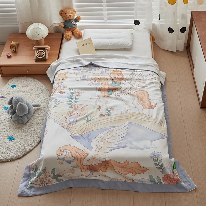 91家纺网 家纺一手货源 找家纺 （总）荷马之梦 2025新款天竹系列—A类原创手绘风大版天竹纤维四层纱儿童盖毯