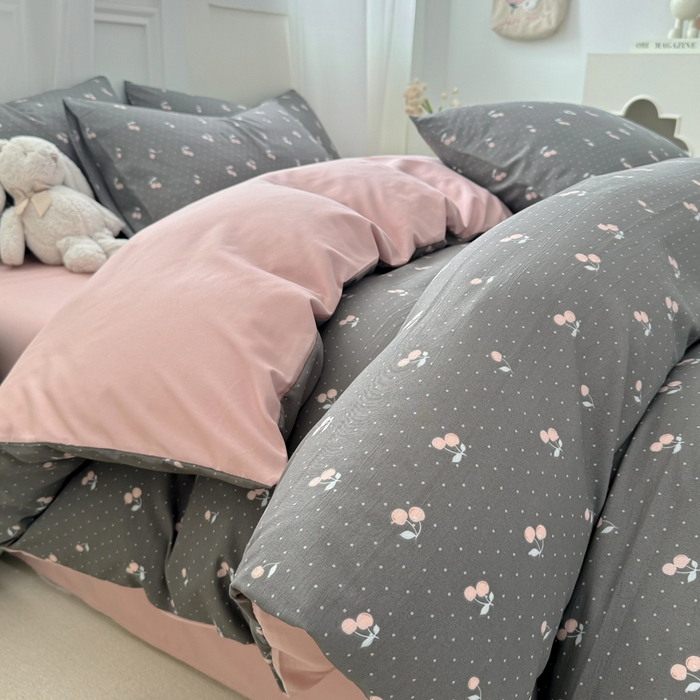 91家纺网 家纺一手货源 找家纺 丝芙妮家居2025新款水洗针织棉双层纱印花四件套 复古樱桃