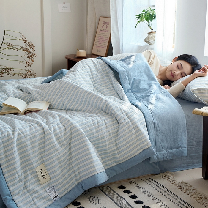 91家纺网 家纺一手货源 找家纺 恋人优选 2025新款纯棉色织水洗夏被 简约条纹-浅蓝