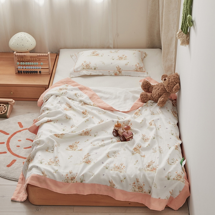 91家纺网 家纺一手货源 找家纺 荷马之梦 2025新款天竹系列—A类原创印花天竹纤维四层纱儿童盖毯 春日郊游