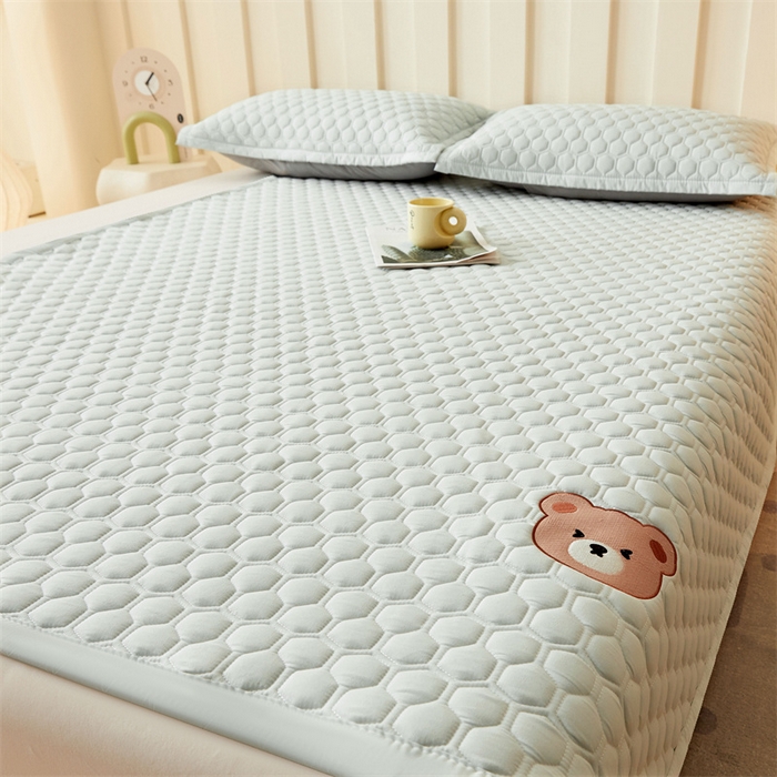 91家纺网 家纺一手货源 找家纺 布卢姆床垫 2025新款A类水洗棉刺绣抗菌床护垫 小熊仔-浅绿