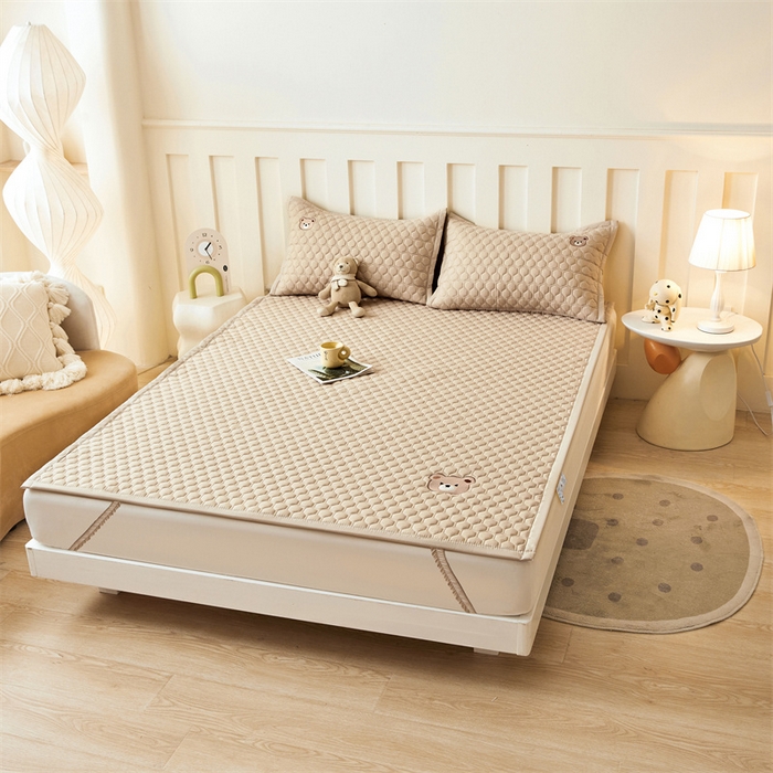 91家纺网 家纺一手货源 找家纺 布卢姆床垫 2025新款A类水洗棉刺绣抗菌床护垫 小熊仔-咖啡