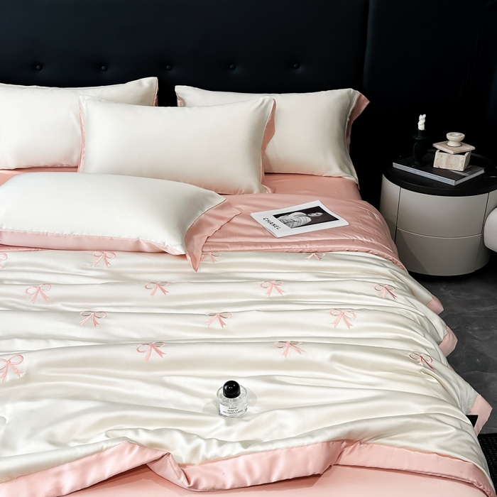 91家纺网 家纺一手货源 找家纺 满羽家纺 2025新款凉感冰丝夏被夏凉被空调被四件套 蝴蝶结-奶白粉