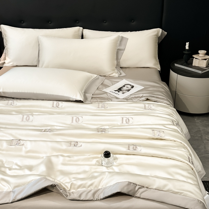 91家纺网 家纺一手货源 找家纺 满羽家纺 2025新款凉感冰丝夏被夏凉被空调被四件套 DC-奶白灰