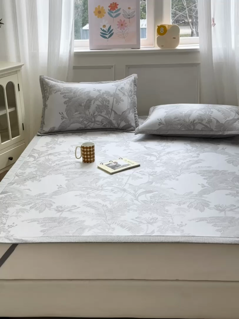 91家纺网 家纺一手货源 找家纺 花漾家居 2025新款A类色织提花PE凉感丝凉席三件套床单床笠款 床单款-芭蕉灰