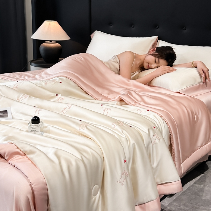 91家纺网 家纺一手货源 找家纺 满羽家纺 2025新款凉感冰丝夏被夏凉被空调被四件套 兔子追爱-奶白粉