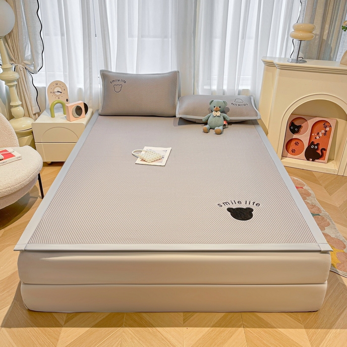 91家纺网 家纺一手货源 找家纺 （总）爱思凯家纺 2025新款冰豆豆贴布绣床笠床席款-八宝熊系列绑带床席款（场景二）