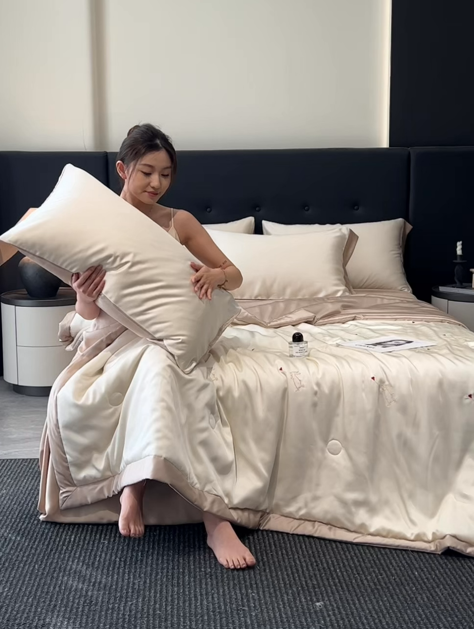 91家纺网 家纺一手货源 找家纺 满羽家纺 2025新款凉感冰丝夏被夏凉被空调被四件套 兔子追爱-奶白咖
