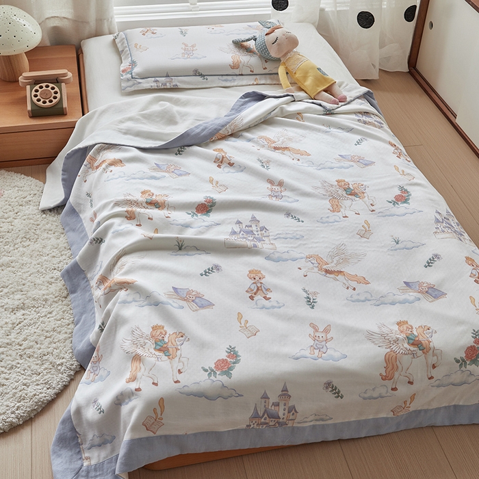 91家纺网 家纺一手货源 找家纺 荷马之梦 2025新款天竹系列—A类原创印花天竹纤维四层纱儿童盖毯 飞马小王子