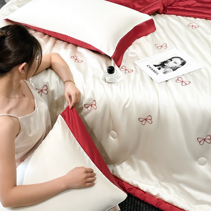 91家纺网 家纺一手货源 找家纺 满羽家纺 2025新款凉感冰丝夏被夏凉被空调被四件套 迷蝶-奶白红