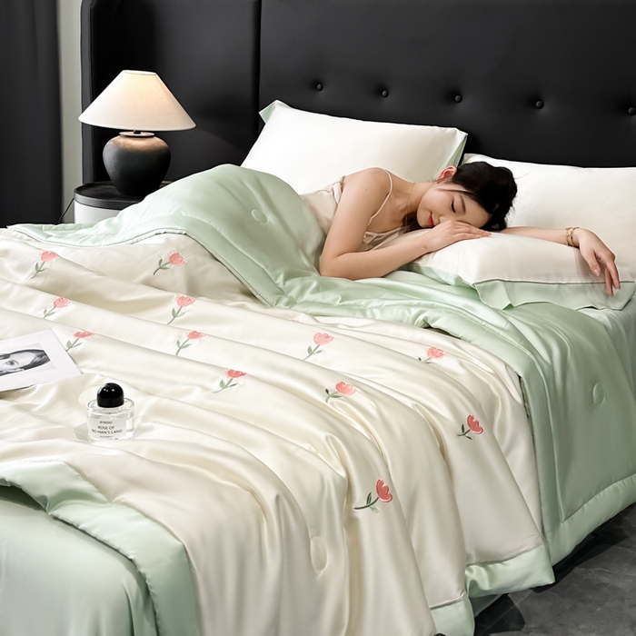 91家纺网 家纺一手货源 找家纺 满羽家纺 2025新款凉感冰丝夏被夏凉被空调被四件套 郁金香-奶白绿