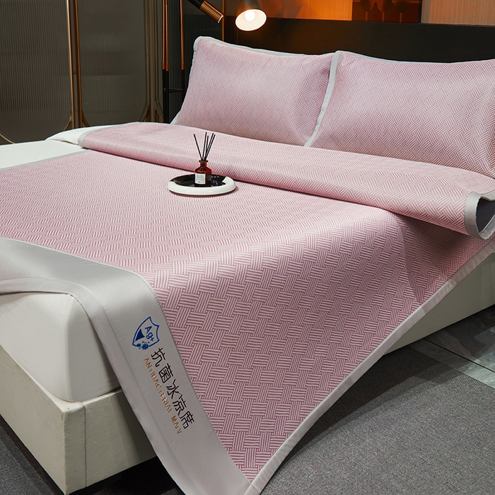 91家纺网 家纺一手货源 找家纺 999家纺 2025新款轻柔丝抗菌冰丝藤凉席（复合三明治款）宽包刺绣冰丝软席藤席 冰岛-暖玉粉