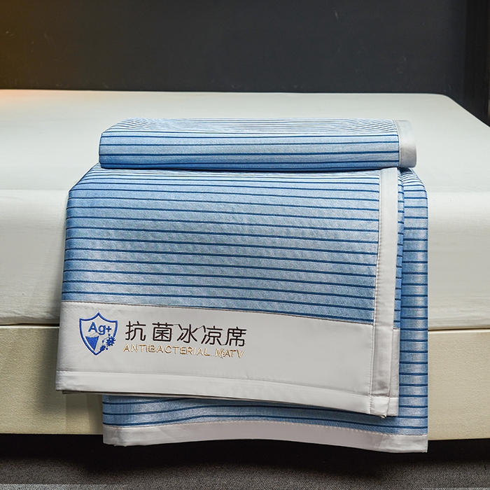 91家纺网 家纺一手货源 找家纺 999家纺 2025新款轻柔丝抗菌冰丝藤凉席（复合三明治款）宽包刺绣冰丝软席藤席 抗菌三明治冰丝藤席冰川-绅士蓝