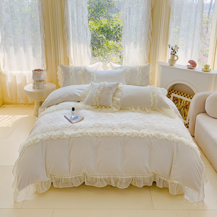 91家纺网 家纺一手货源 找家纺 狂想家  2025新款立体蕾丝花边梦娜系列四件套 梦娜奶昔白