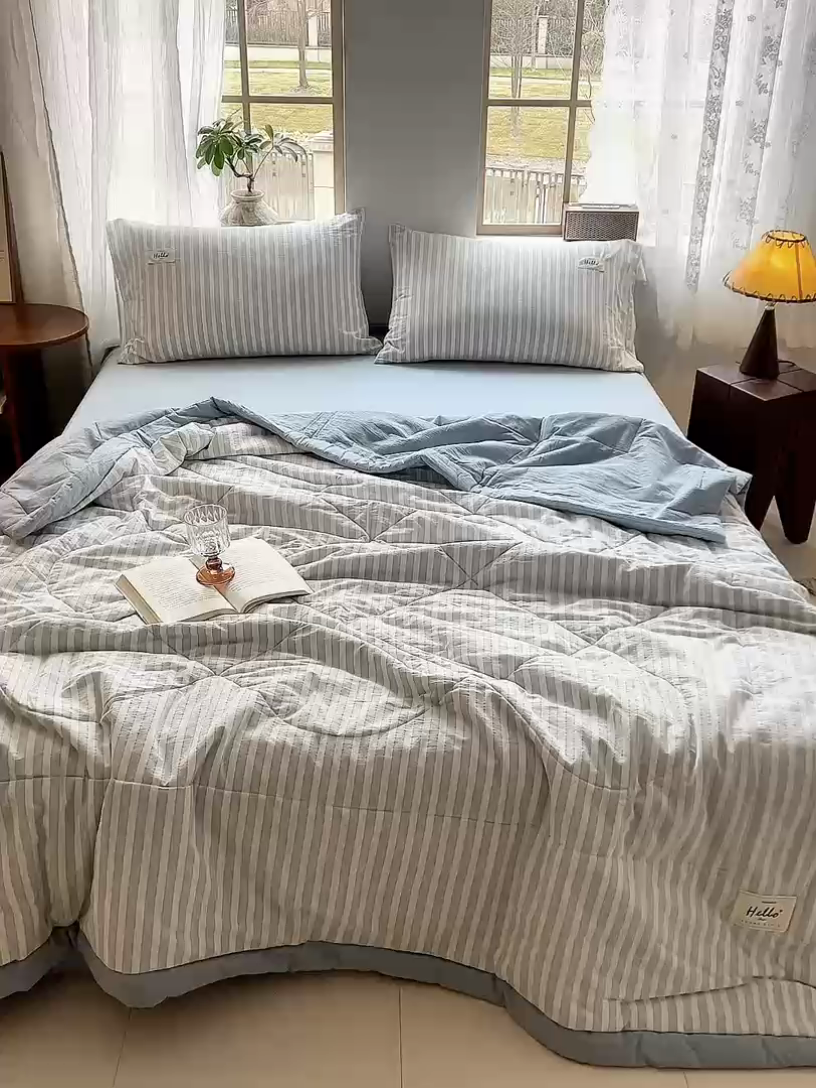 91家纺网 家纺一手货源 找家纺 恋人优选 2025新款纯棉色织水洗夏被 简约条纹-浅蓝