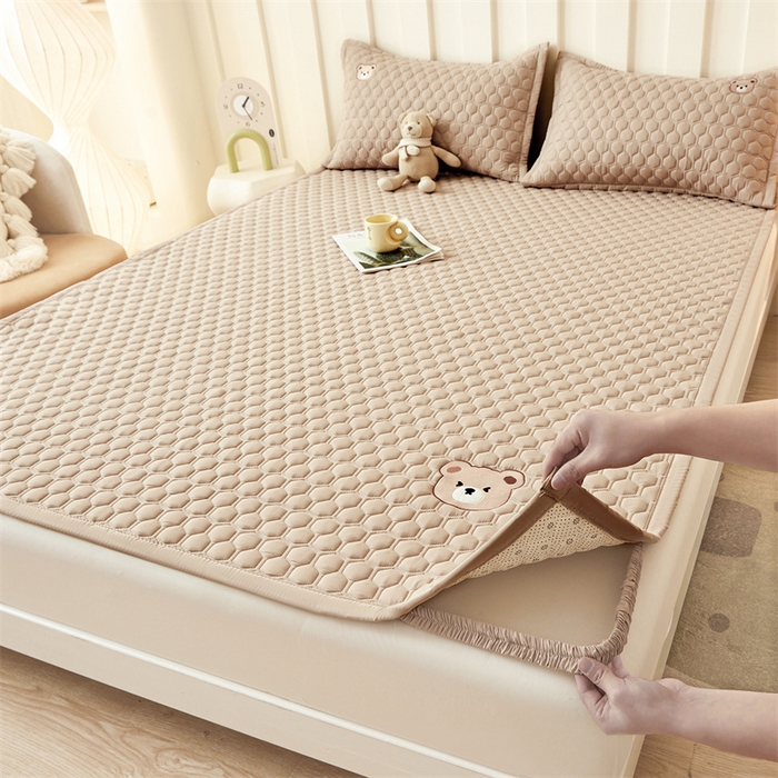 91家纺网 家纺一手货源 找家纺 布卢姆床垫 2025新款A类水洗棉刺绣抗菌床护垫 小熊仔-卡其