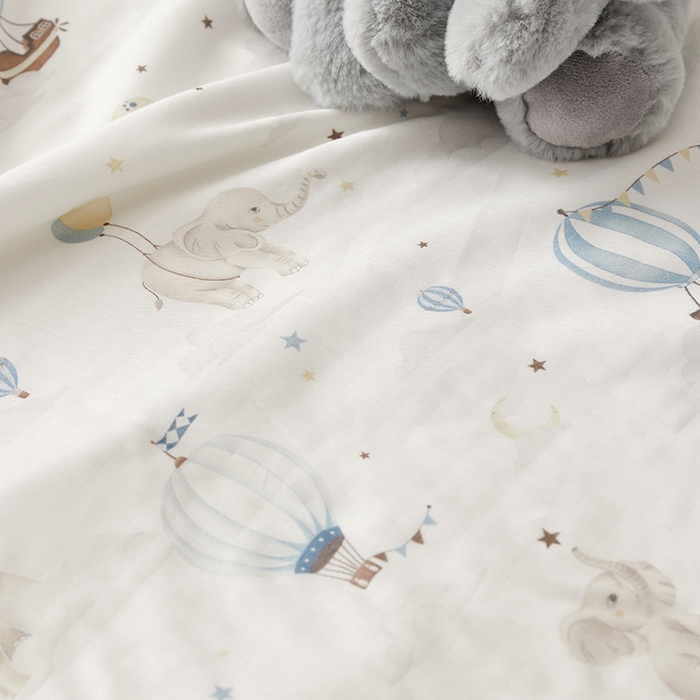 91家纺网 家纺一手货源 找家纺 荷马之梦 2025新款天竹系列—A类原创印花天竹纤维四层纱儿童盖毯 梦之奇遇