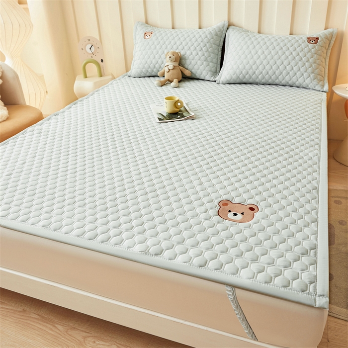 91家纺网 家纺一手货源 找家纺 布卢姆床垫 2025新款A类水洗棉刺绣抗菌床护垫 小熊仔-浅绿