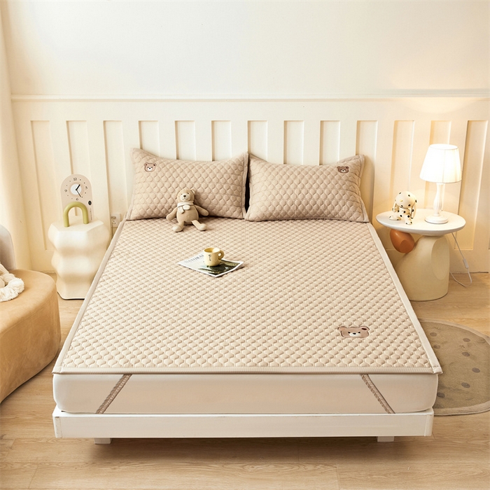 91家纺网 家纺一手货源 找家纺 布卢姆床垫 2025新款A类水洗棉刺绣抗菌床护垫 小熊仔-咖啡