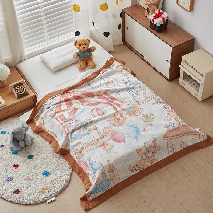 91家纺网 家纺一手货源 找家纺 荷马之梦 2025新款天竹系列—A类原创手绘风大版天竹纤维四层纱儿童盖毯 马戏团