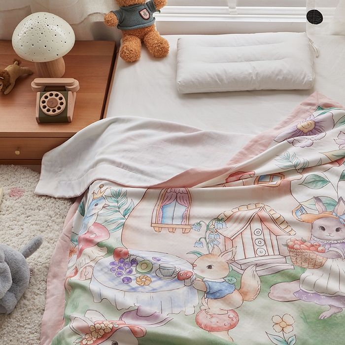 91家纺网 家纺一手货源 找家纺 荷马之梦 2025新款天竹系列—A类原创手绘风大版天竹纤维四层纱儿童盖毯 蘑菇下午茶