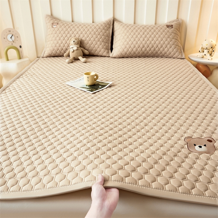 91家纺网 家纺一手货源 找家纺 布卢姆床垫 2025新款A类水洗棉刺绣抗菌床护垫 小熊仔-咖啡