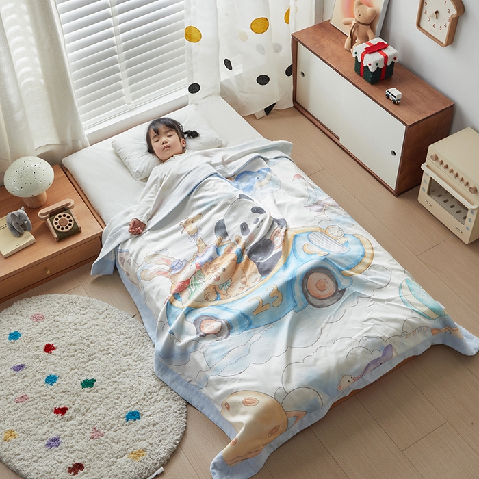 91家纺网 家纺一手货源 找家纺 荷马之梦 2025新款天竹系列—A类原创手绘风大版天竹纤维四层纱儿童盖毯 跑跑小熊猫