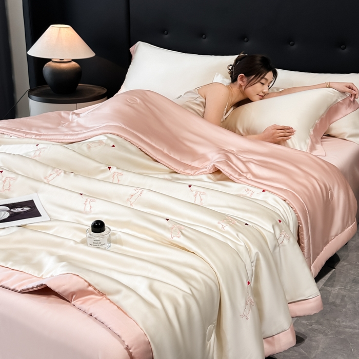 91家纺网 家纺一手货源 找家纺 满羽家纺 2025新款凉感冰丝夏被夏凉被空调被四件套 兔子追爱-奶白粉