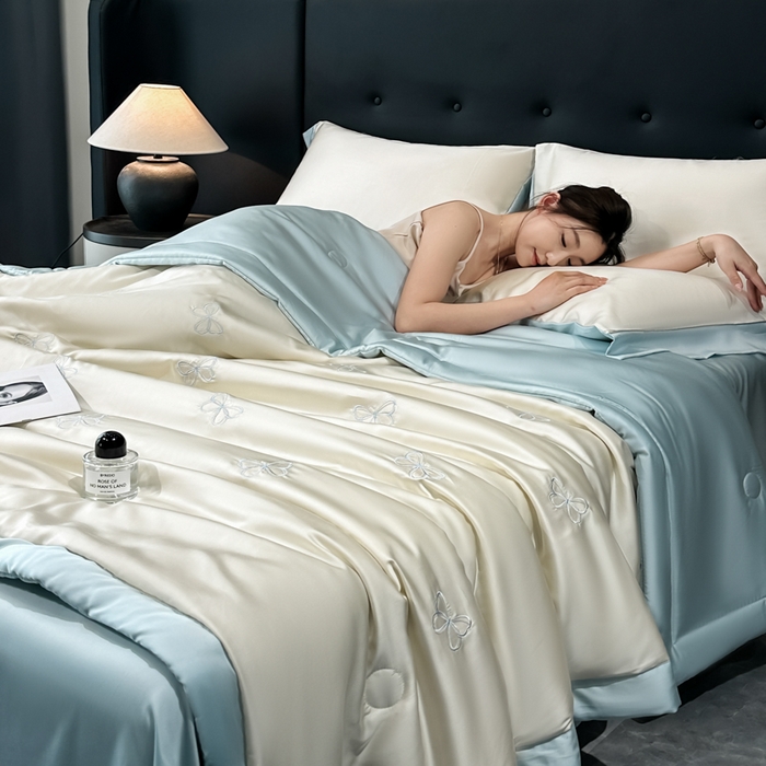 91家纺网 家纺一手货源 找家纺 满羽家纺 2025新款凉感冰丝夏被夏凉被空调被四件套 谜蝶-奶白兰