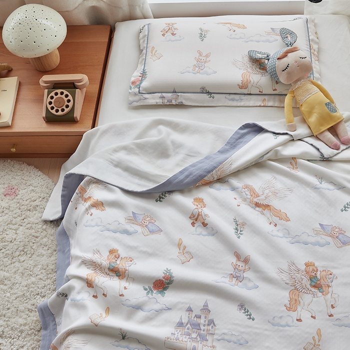 91家纺网 家纺一手货源 找家纺 荷马之梦 2025新款天竹系列—A类原创印花天竹纤维四层纱儿童盖毯 飞马小王子