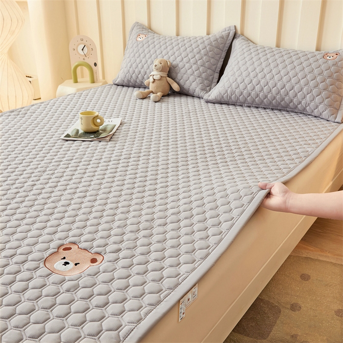 91家纺网 家纺一手货源 找家纺 布卢姆床垫 2025新款A类水洗棉刺绣抗菌床护垫 小熊仔-灰