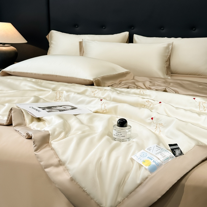 91家纺网 家纺一手货源 找家纺 满羽家纺 2025新款凉感冰丝夏被夏凉被空调被四件套 兔子追爱-奶白咖