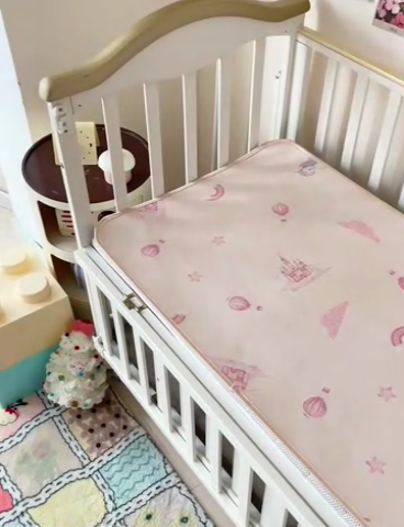 91家纺网 家纺一手货源 找家纺 富馨莱 2025新款幼儿园古藤席冰丝席双面可用儿童凉席双面凉感 梦幻城堡