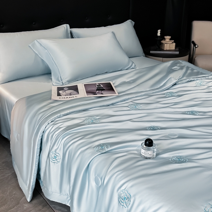 91家纺网 家纺一手货源 找家纺 满羽家纺 2025新款凉感冰丝夏被夏凉被空调被四件套 山茶花-清爽兰