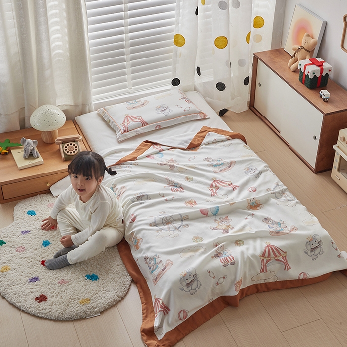 91家纺网 家纺一手货源 找家纺 荷马之梦 2025新款天竹系列—A类原创印花天竹纤维四层纱儿童盖毯 马戏团