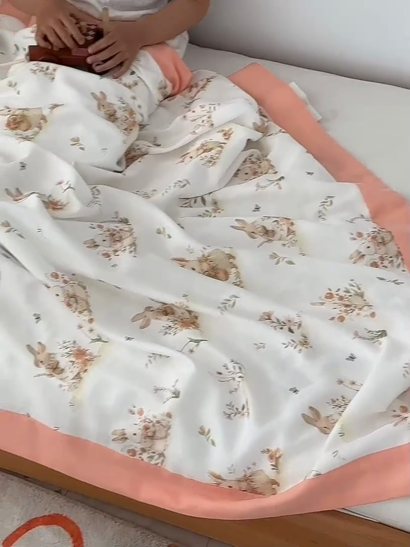 91家纺网 家纺一手货源 找家纺 荷马之梦 2025新款天竹系列—A类原创印花天竹纤维四层纱儿童盖毯 春日郊游